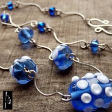 Holka modrooká - náhrdelník z chirurgického drátu a vinutek